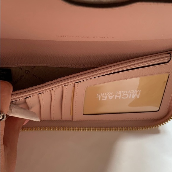 SOLD Michael Kors Large Jet Set Phone Wallet - Picture 4 of 7